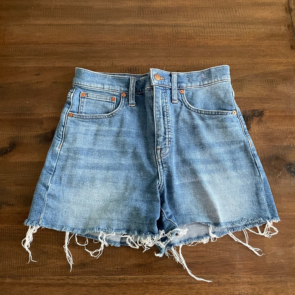 Denim Frayed Hem Women Shorts—High Rise size 27